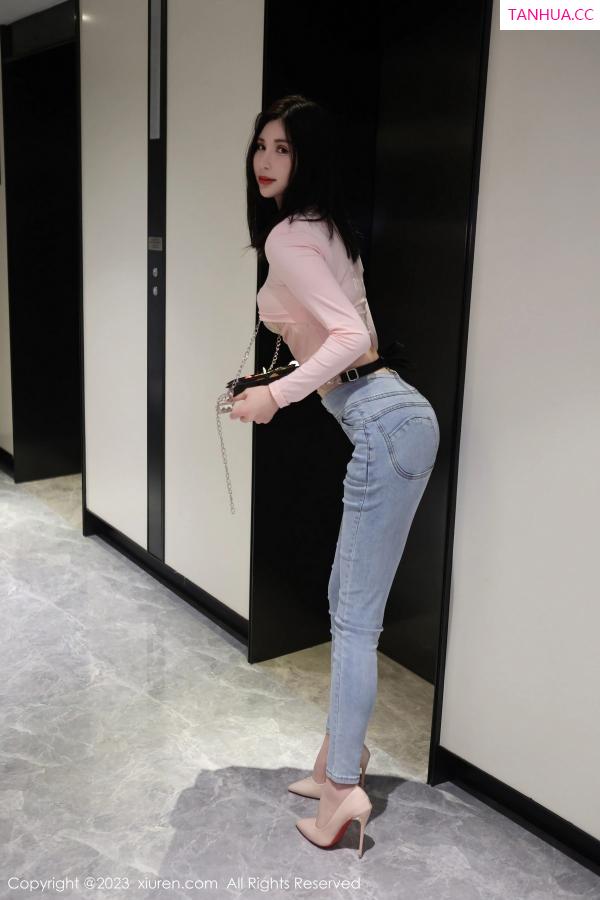   [XiuRen]高清写真图 2023.06.29 No.6992 王曼柔 牛仔裤美腿第4张图片